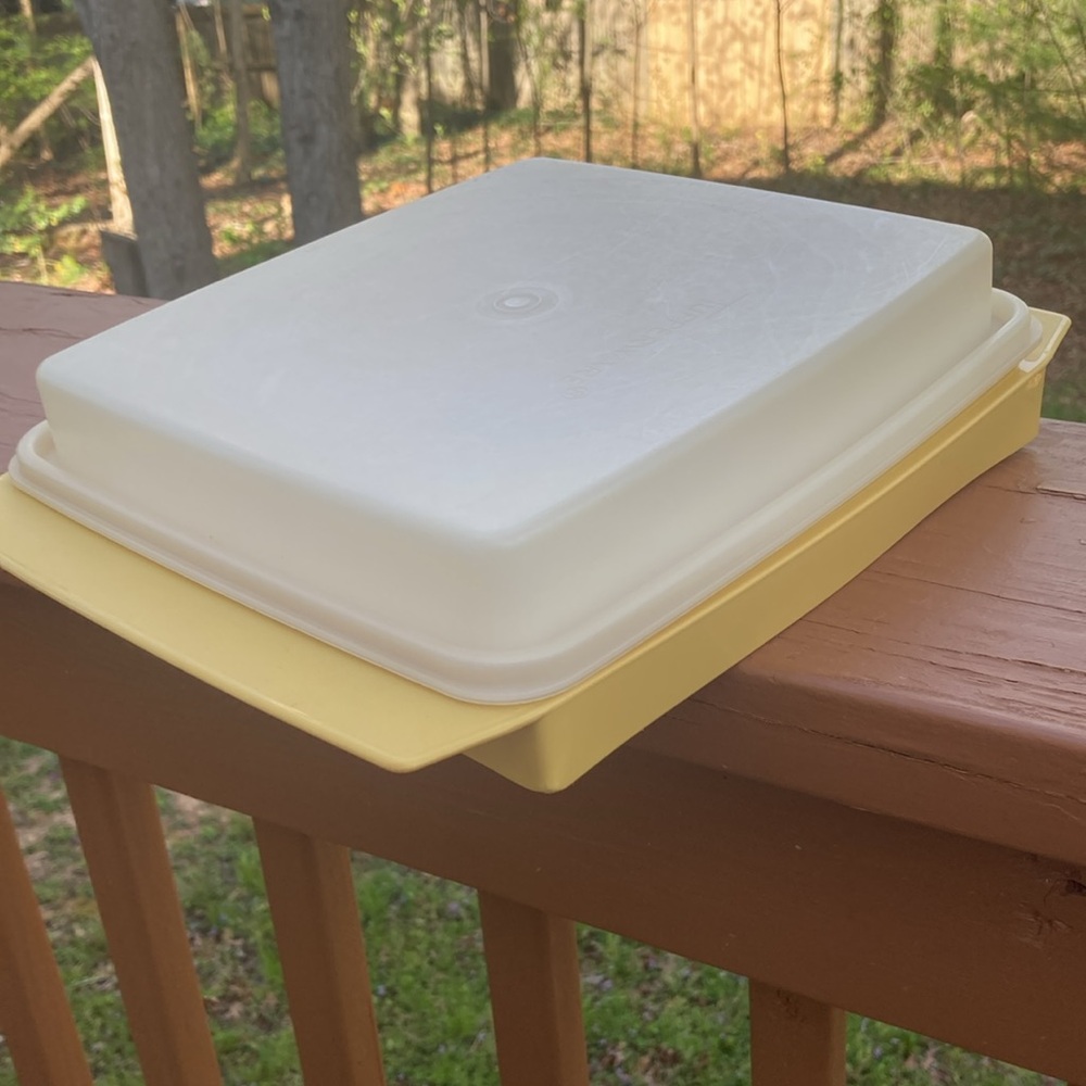 Tupperware covered serving tray - Picture 2 of 9